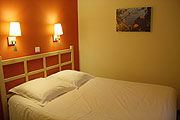 Schlafzimmer mit Doppelbett im Resort Cap Esterel (©Foto: Marikka-Laila Maisel)